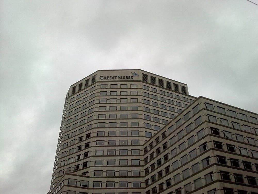 Credit Suisse'ning Londondagi binosi (2011). Investitsion banking bank uchun ham katta daromad, ham katta xavf manbai edi.