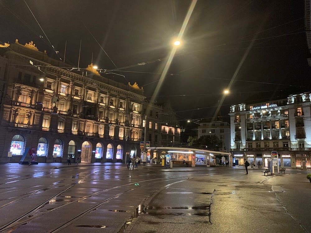 Paradeplatz maydoni, Syurix. Bu yerda Credit Suisse va UBS binolari bir-biriga yaqin joylashgan edi.