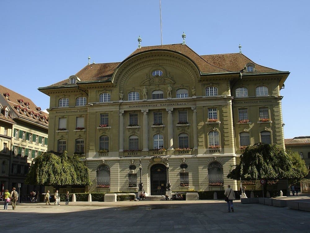 Berndagi Shveysariya Milliy banki. 2023-yil martida u Credit Suisse'ga favqulodda qarz berdi, lekin bu ishonchni tiklay olmadi.