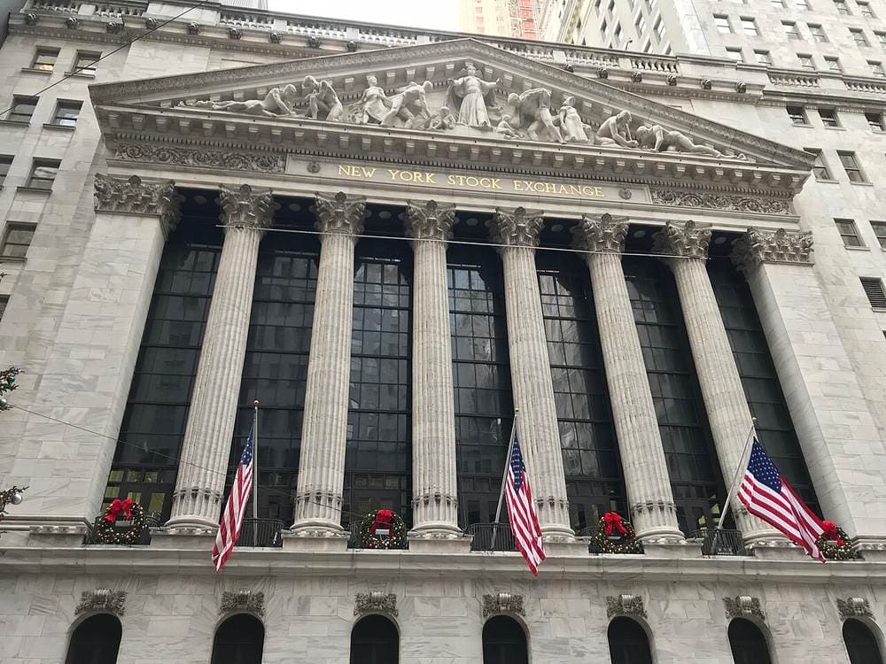 Nyu-York fond birjasi. e.l.f. Beauty 2016-yil sentabrida shu yerda $17 lik IPO bilan savdoni boshlagan.