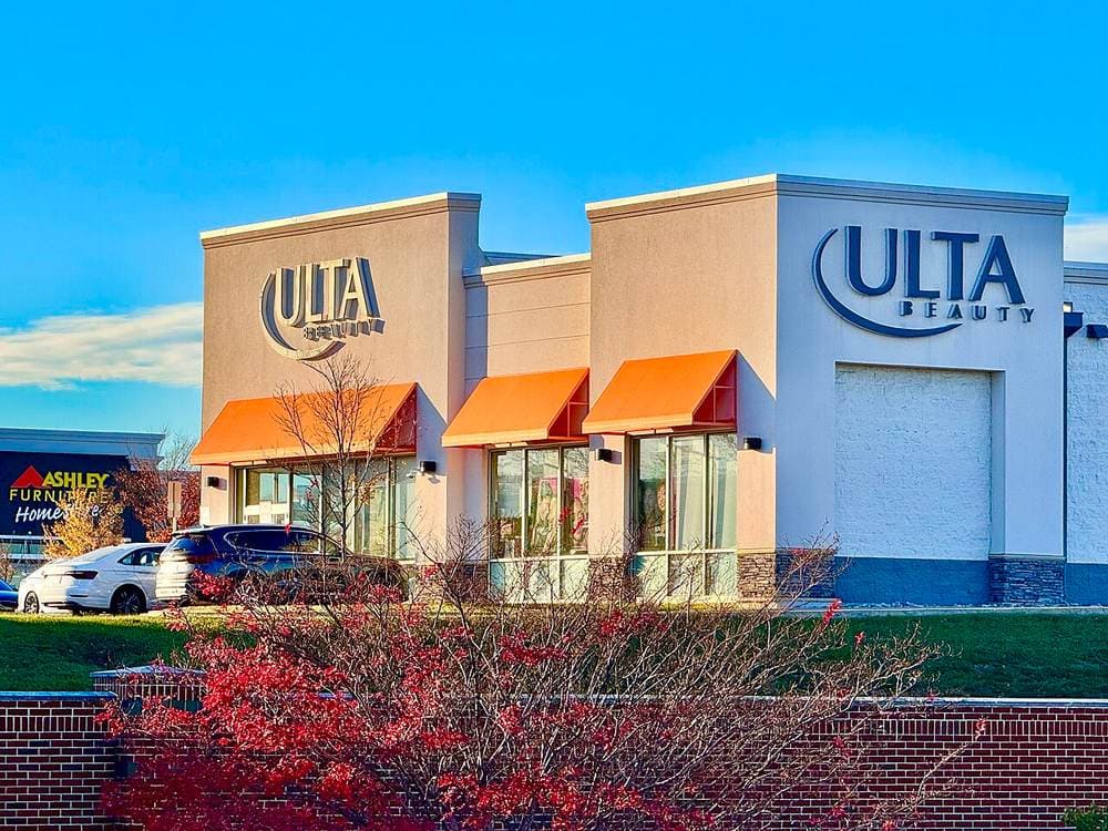 Ulta Beauty do'koni. e.l.f. o'z do'konlarini yopib, Ulta, Target va Walmart kabi yirik tarmoqlarga tayandi.