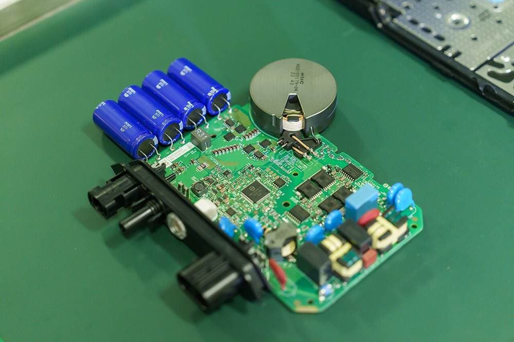 Quyosh elektronikasi platasi — 2023-yil iyulida Janubiy Karolinadagi Flex zavodida Enphase hammuassisi Raghu Belur ishtirokidagi taqdimotdan surat.