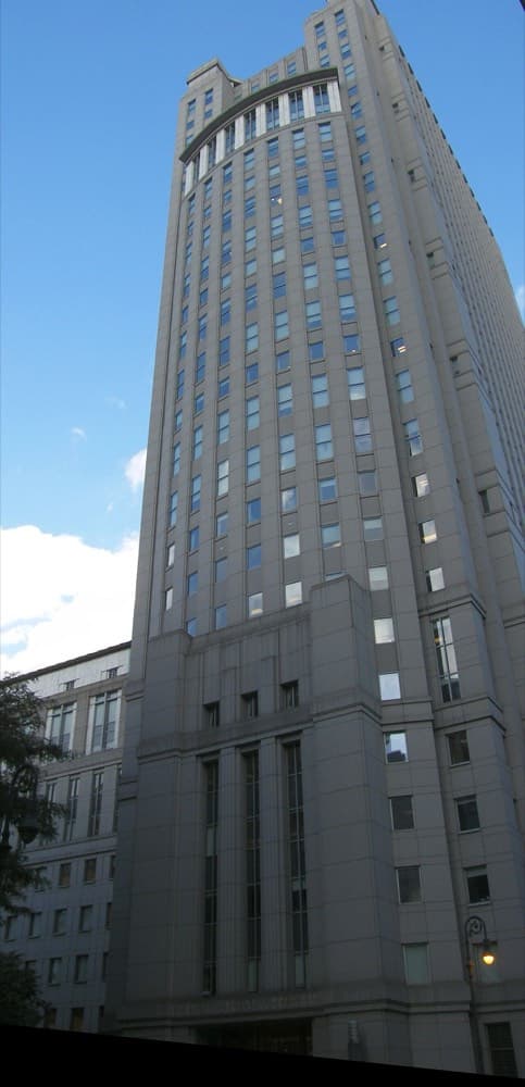 Nyu-Yorkdagi Daniel Patrick Moynihan nomidagi federal sud binosi — SBF ustidan sud jarayoni Manhattan federal sudida o'tgan.