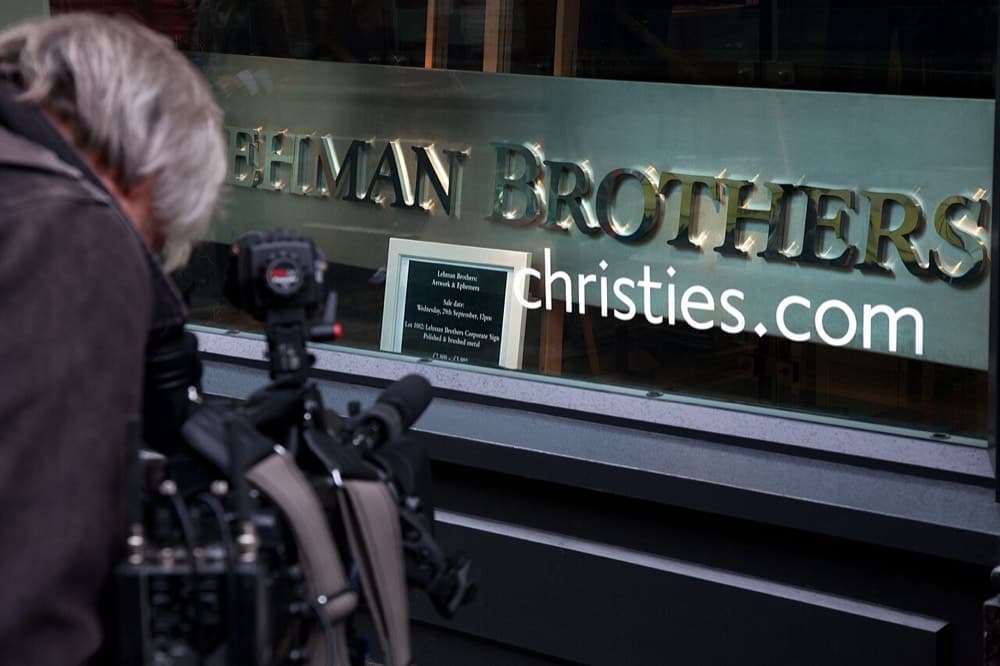 Bankrotlikdan keyin Londonda auksionga qo'yilgan Lehman Brothers yozuvi.