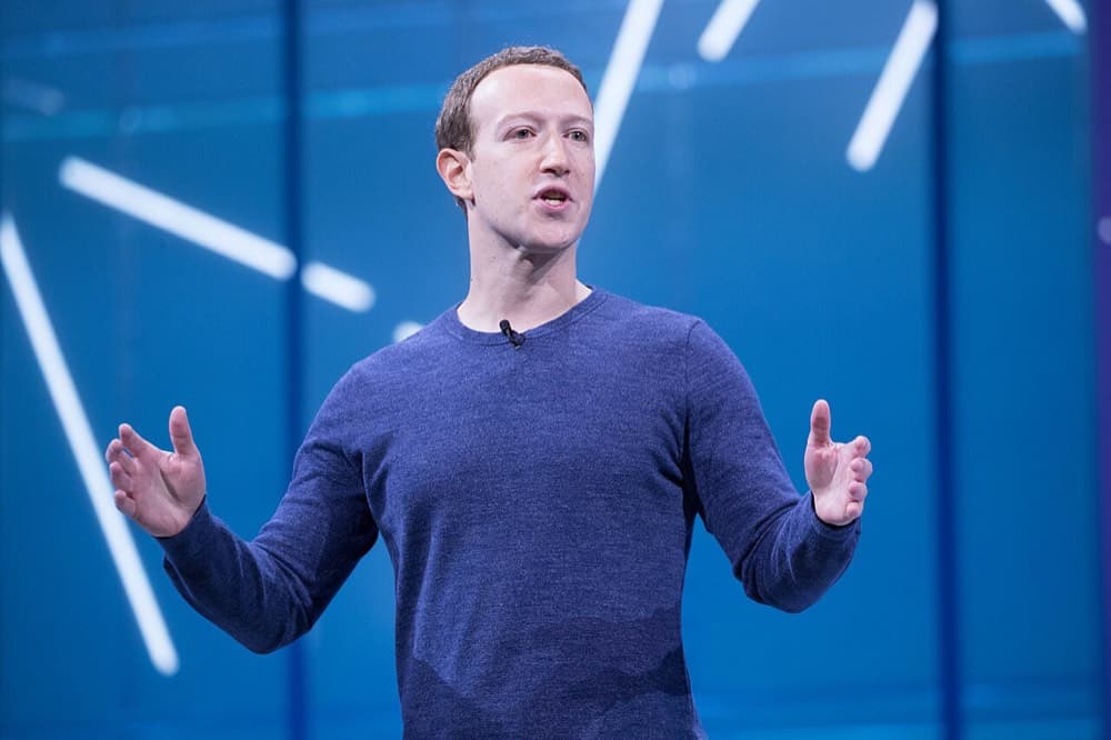Mark Zuckerberg F8 dasturchilar anjumanida (2018). Bu Cambridge Analytica janjalidan bir oy keyin edi.