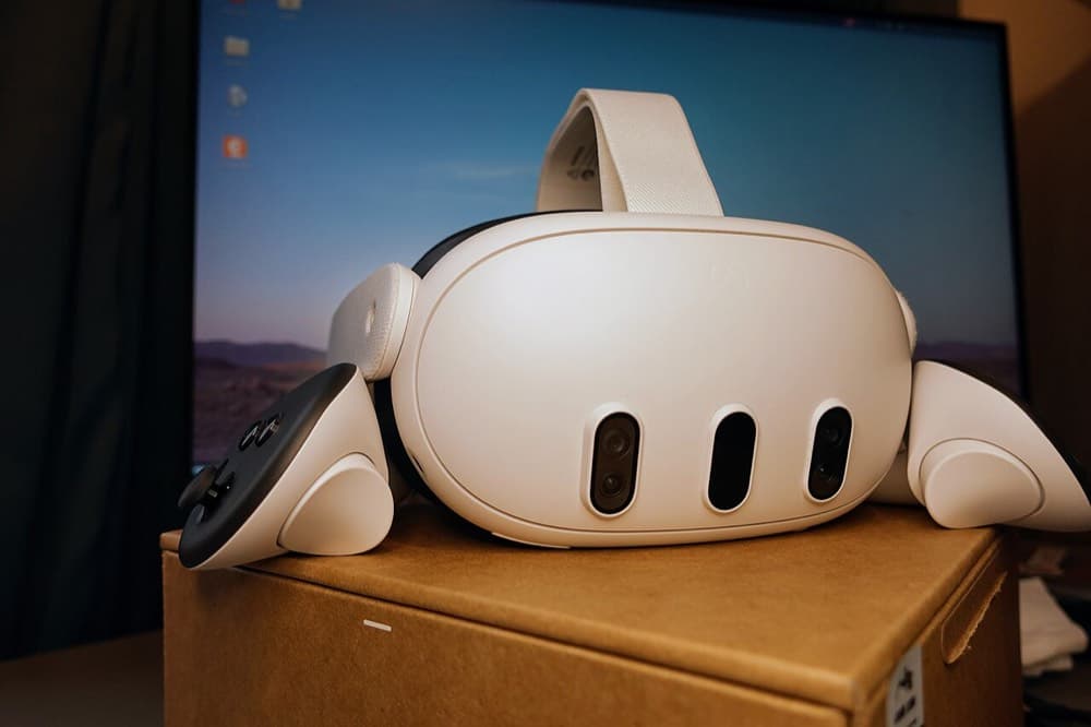 Meta Quest 3 virtual reallik ko'zoynagi. Metaverse loyihasiga yiliga o'n milliardlab dollar sarflangan.