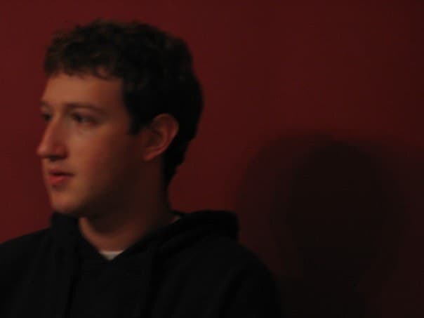 Mark Zuckerberg Facebook'ning dastlabki yillarida. U kompaniyani 19 yoshida boshlagan.