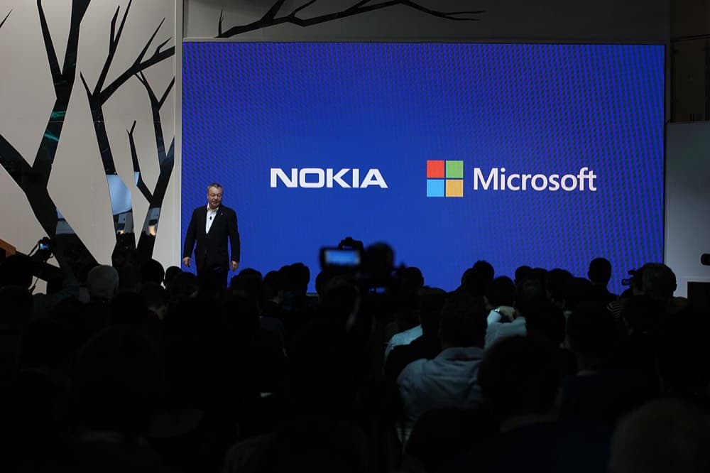Stephen Elop — 2010–2013-yillarda Nokia bosh direktori. Uning "yonayotgan platforma" xati kompaniya tarixidagi eng mashhur hujjatlardan biriga aylandi.
