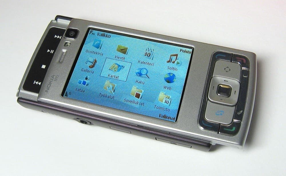Nokia N95 (2007). O'z davrining eng kuchli smartfonlaridan biri, lekin u iPhone olib kelgan tajribaga javob bera olmadi.