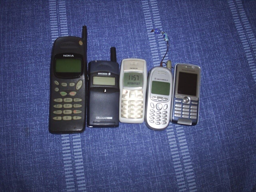 2000-yillarning odatiy telefonlari, ular orasida Nokia 1100 ham bor. Nokia 1100 tarixdagi eng ko'p sotilgan telefonlardan biri bo'lgan.