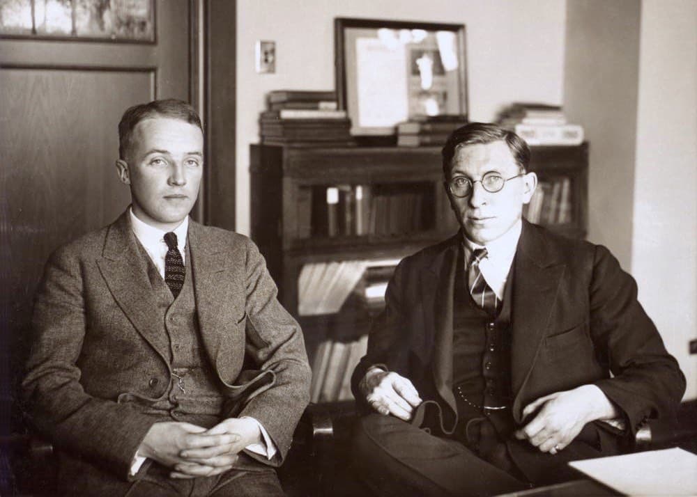 Charles Best va Frederick Banting (taxminan 1924). Insulin kashfiyotidan beri Novo Nordisk 100 yil davomida asosan bitta kasallik, diabet ustida ishlab kelgan.