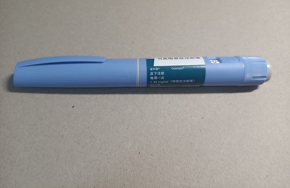 Ozempic (semaglutid) ukol ruchkasi. Diabet dorisi sifatida chiqqan bu dori Novo Nordisk'ni Yevropaning eng qimmat kompaniyasiga aylantirdi.