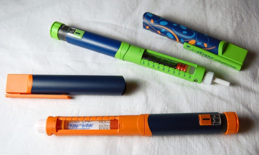 Novo Nordisk insulin ruchkalari. 1985-yildagi NovoPen ukol qilishni bemor uchun ancha osonlashtirgan.