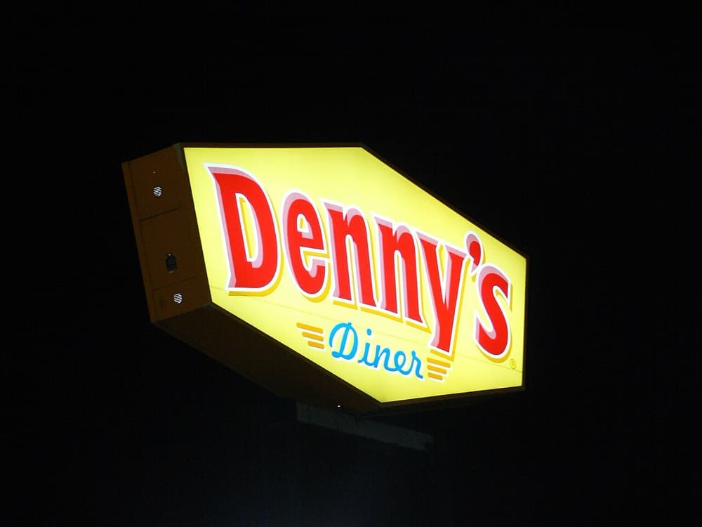 Denny's — Amerika yo'l bo'yi oshxonalari tarmog'i. Nvidia g'oyasi aynan shunday oshxonalardan birida muhokama qilingan.