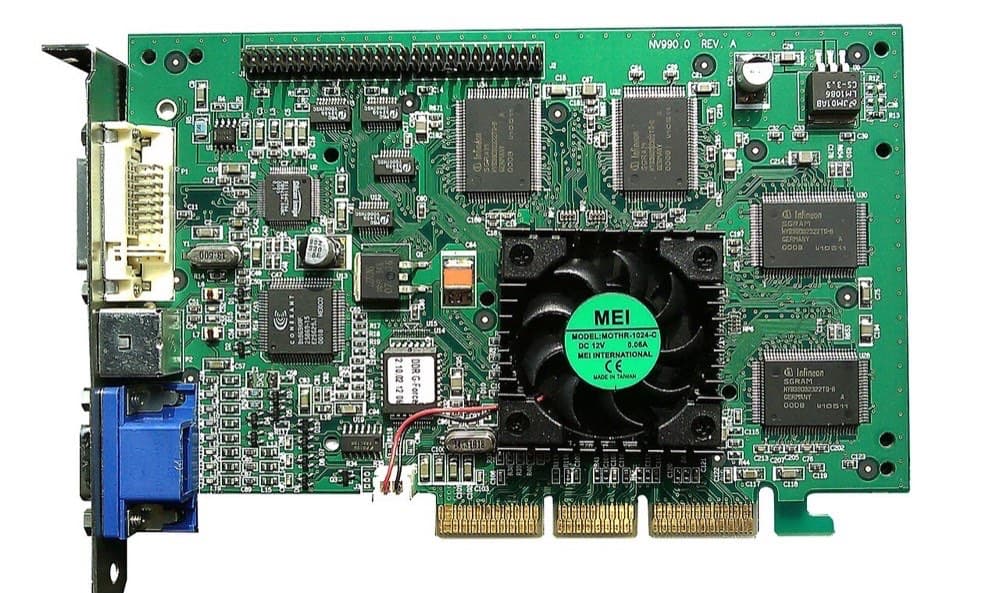 GeForce 256 asosidagi grafik karta (1999). Nvidia uni "birinchi GPU" deb atagan, shu so'z keyin butun sohaga yopishib qoldi.