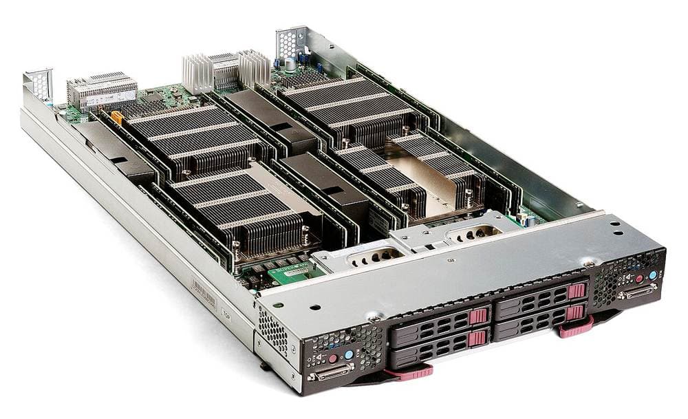 Supermicro'ning blade-serveri: bitta korpusda ikkita ikki protsessorli server. Kompaniya o'n yillar davomida aynan shunday "temir" yig'ish bilan shug'ullangan.