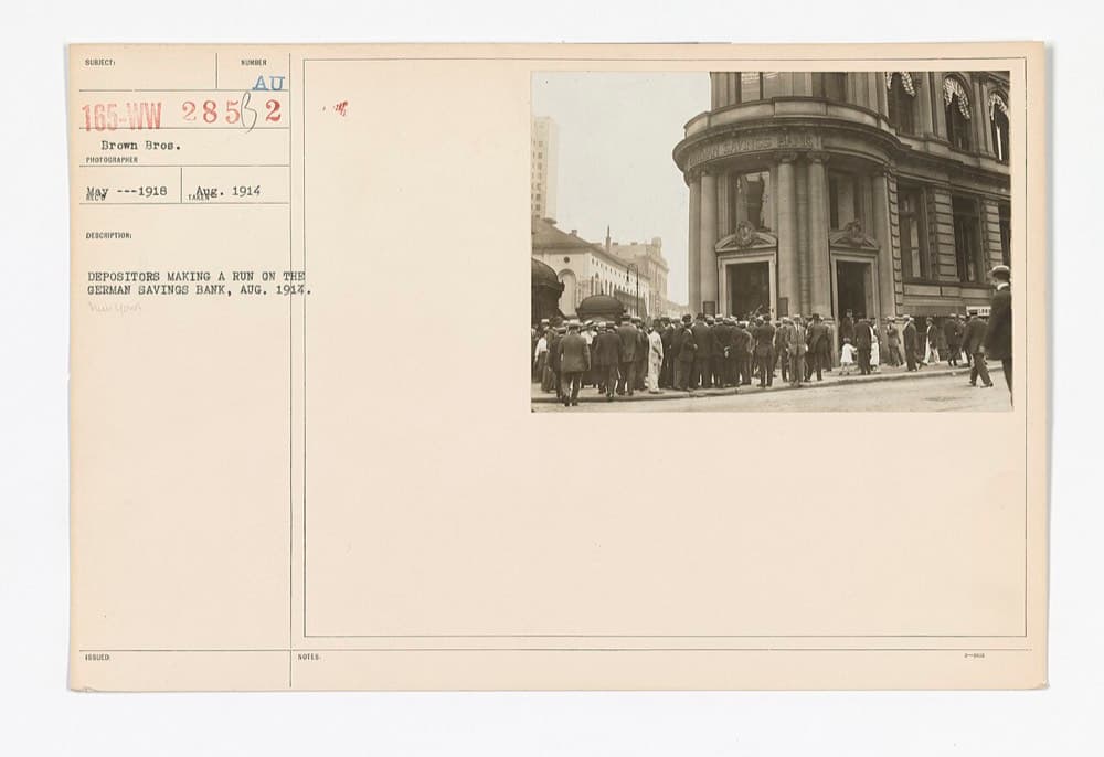 Bank vahimasi yangi hodisa emas: 1914-yil avgustida bank oldida pulini olishga kelgan omonatchilar navbati. 2023-yilda xuddi shunday navbat telefon ekranlarida bo'ldi.
