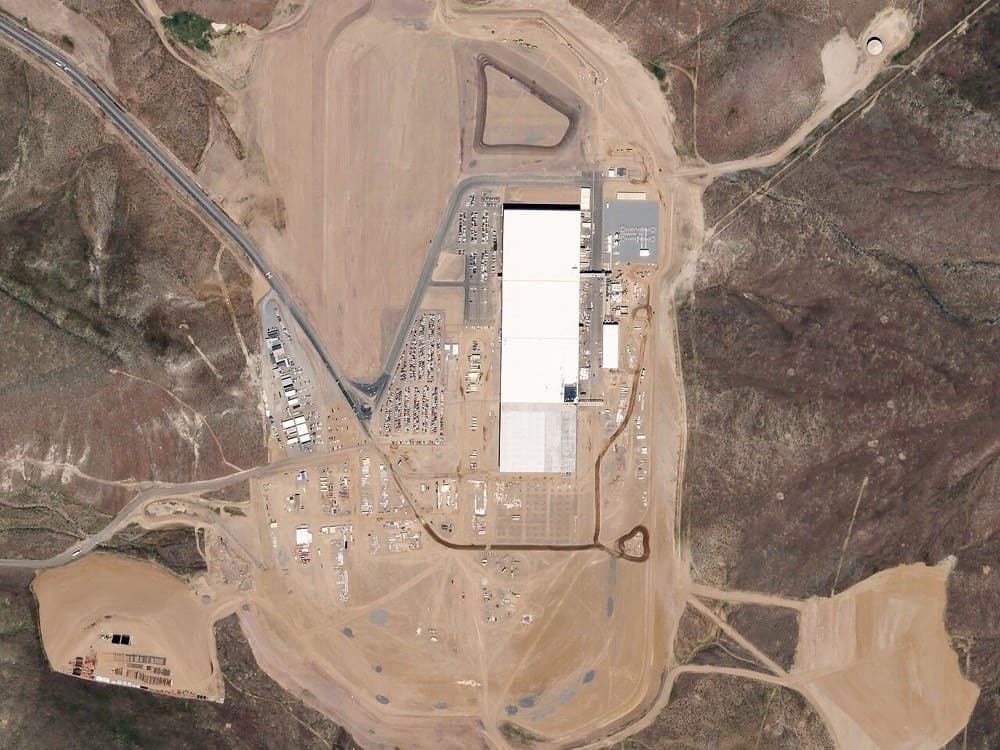 Nevadadagi Gigafactory qurilishi, sun'iy yo'ldoshdan ko'rinish (2016). Model 3 batareyalari shu yerda ishlab chiqarilishi kerak edi.