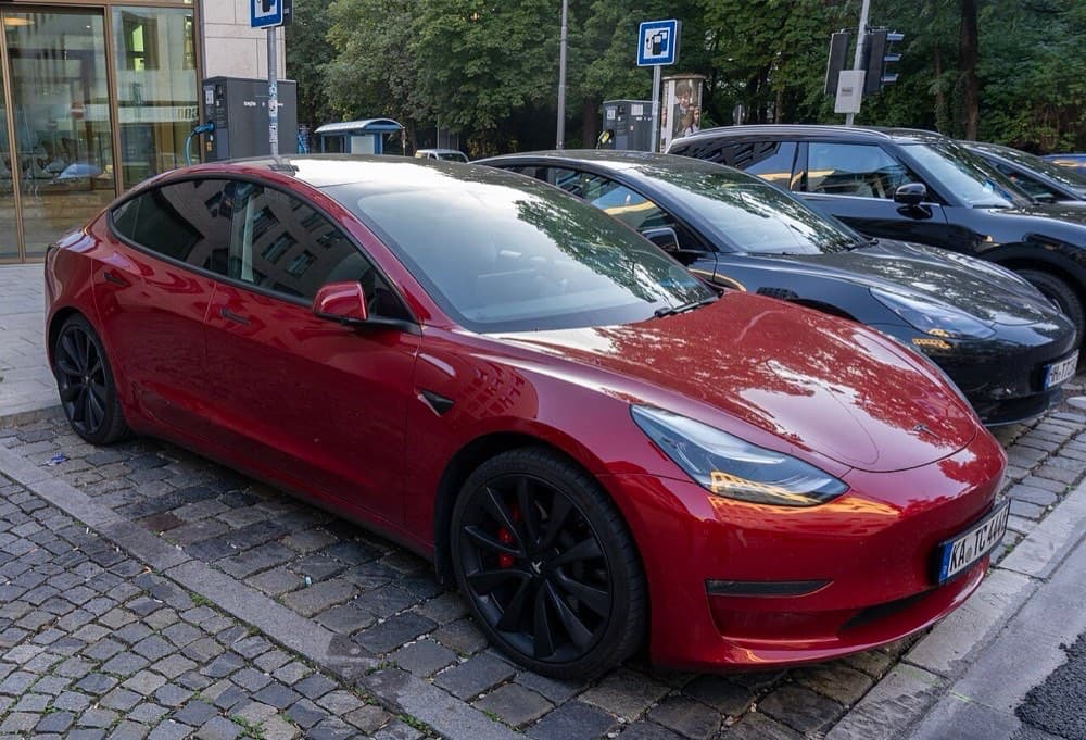 Tesla Model 3 — "maxfiy reja"ning uchinchi bosqichi: ommaviy elektromobil.