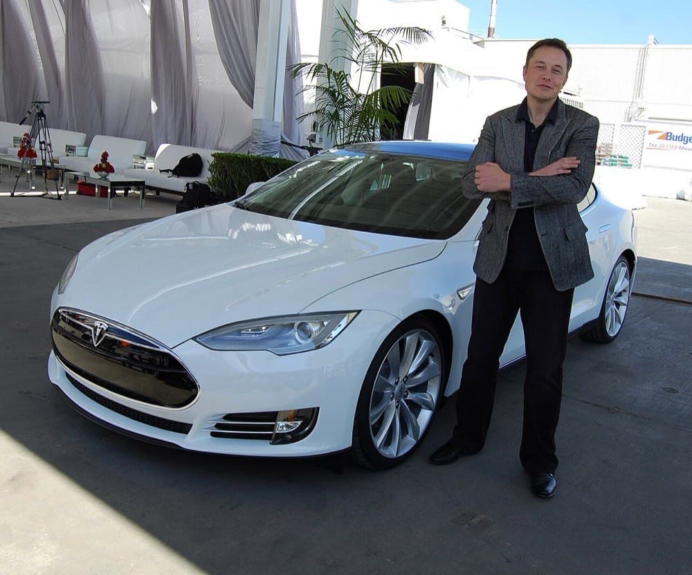 Elon Musk Tesla'ning Fremont zavodida (2011). 2008-yildan beri u kompaniyaning bosh direktori.