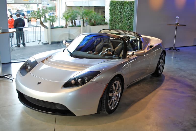 Tesla Roadster — kompaniyaning birinchi mashinasi (2008). Unga atigi 2 500 ga yaqin dona sotilgan, lekin u elektromobil haqidagi tasavvurni o'zgartirdi.