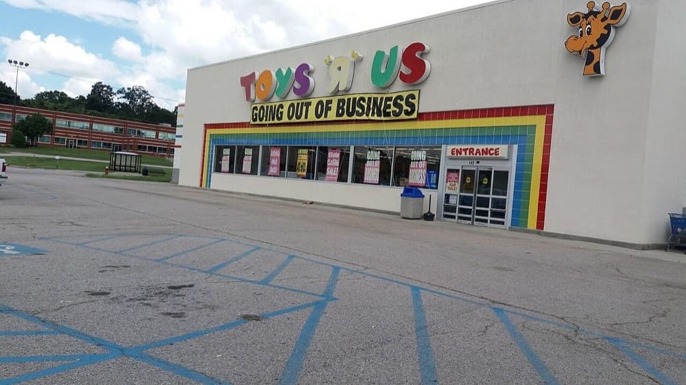 Danvildagi Toys "R" Us do'koni, 2018-yil iyun — tugatish jarayonida.
