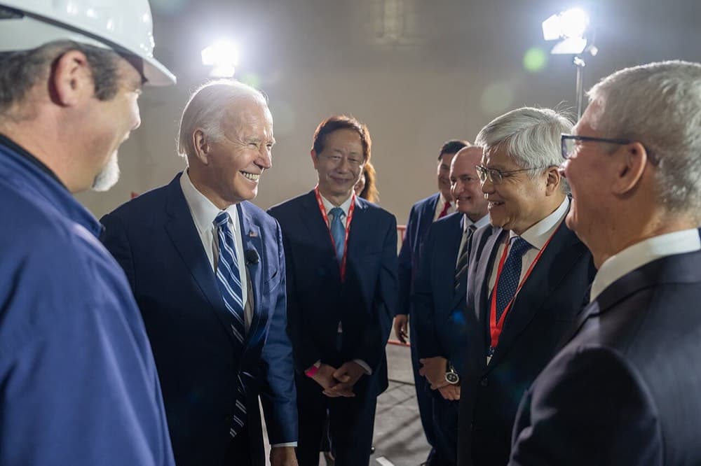 AQSh prezidenti TSMC'ning Arizonadagi zavodida (2022-yil dekabr). Kompaniya Tayvandan tashqarida ham ishlab chiqarishni kengaytirmoqda.