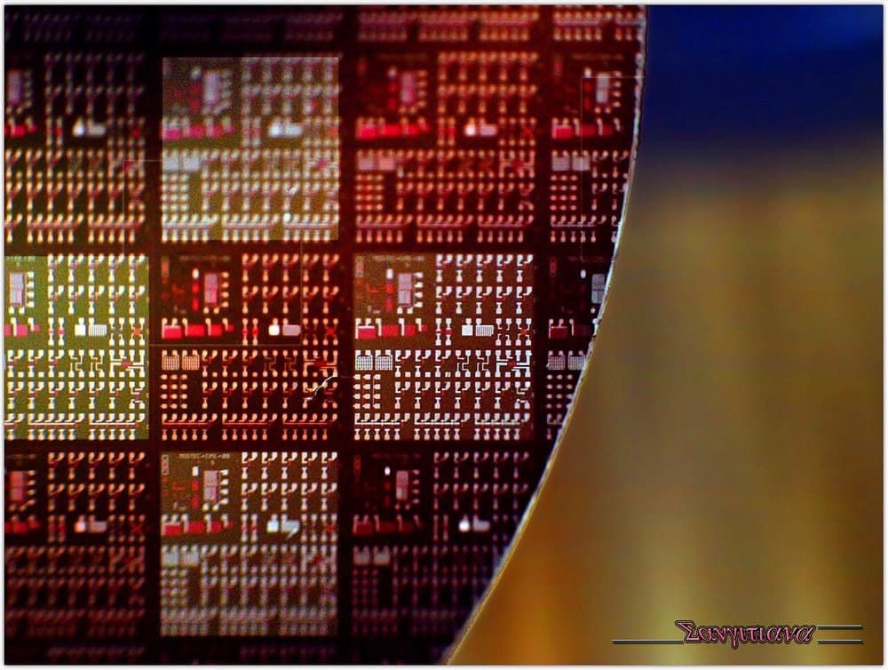 Kremniy plastina. TSMC zavodlarida ularning har birida yuzlab chip bir vaqtda yasaladi.