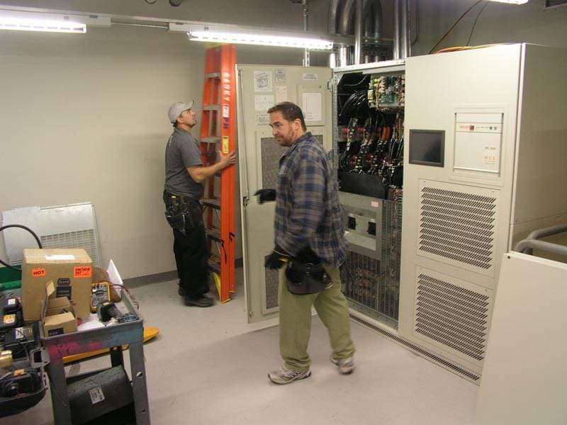 Ma'lumot markazida 500 kVA quvvatli UPS — uzluksiz quvvat manbaini o'rnatish. Bunday uskunalar Vertiv biznesining asosiy qismlaridan biri.