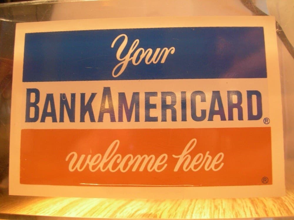 BankAmericard qabul qilinishini bildiruvchi eski belgi. 1976-yilda bu brend Visa deb o'zgartirildi.