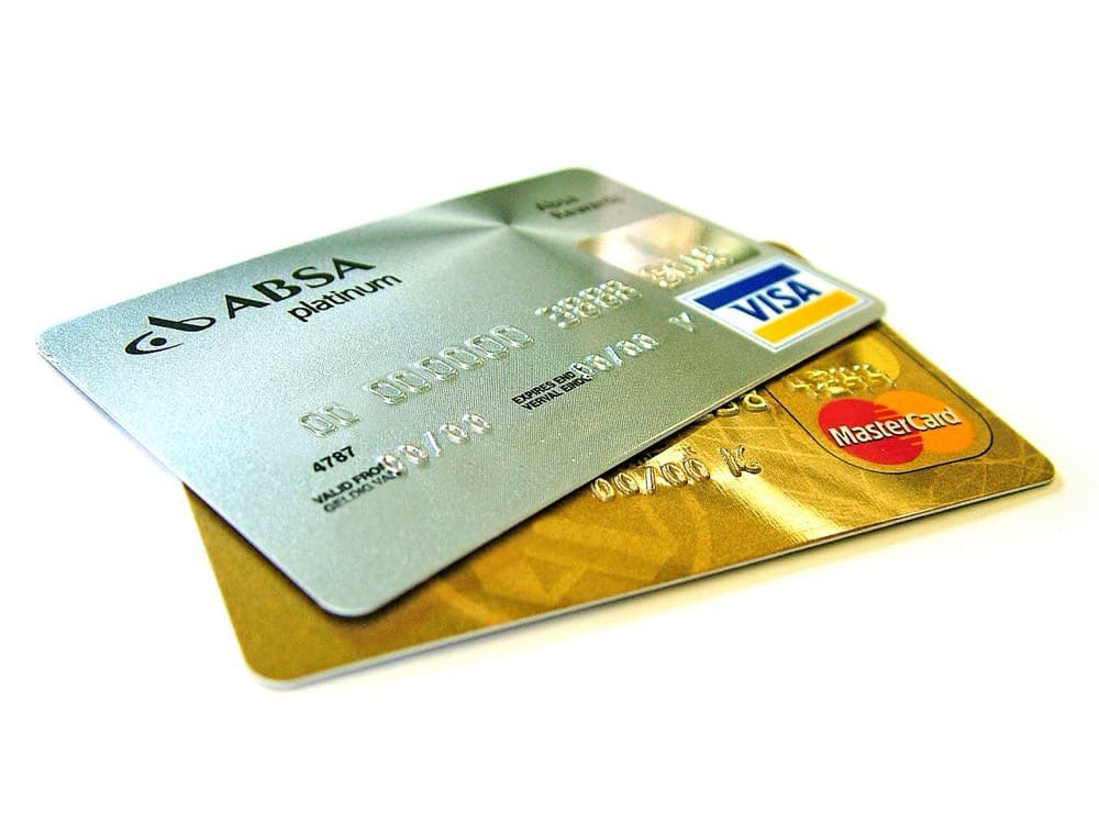 Bank kartalari. Kartani bank chiqaradi, Visa esa to'lov o'tadigan tarmoqni ta'minlaydi.