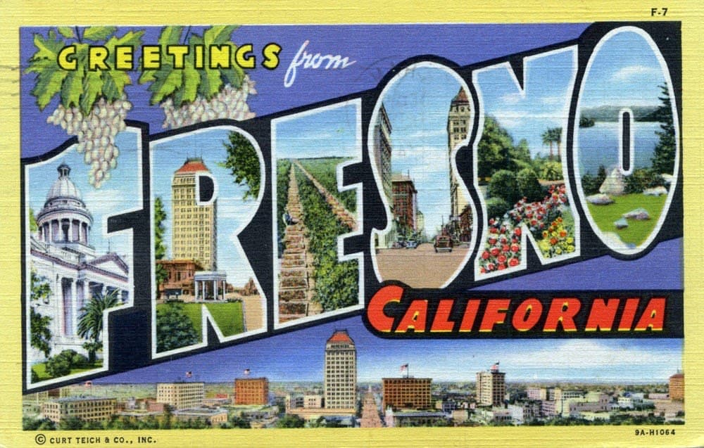 Fresno (Kaliforniya) haqidagi eski otkritka. 1958-yilda bu shahar dunyodagi ilk ommaviy bank kartasi tajribasi o'tkazilgan joy bo'ldi.
