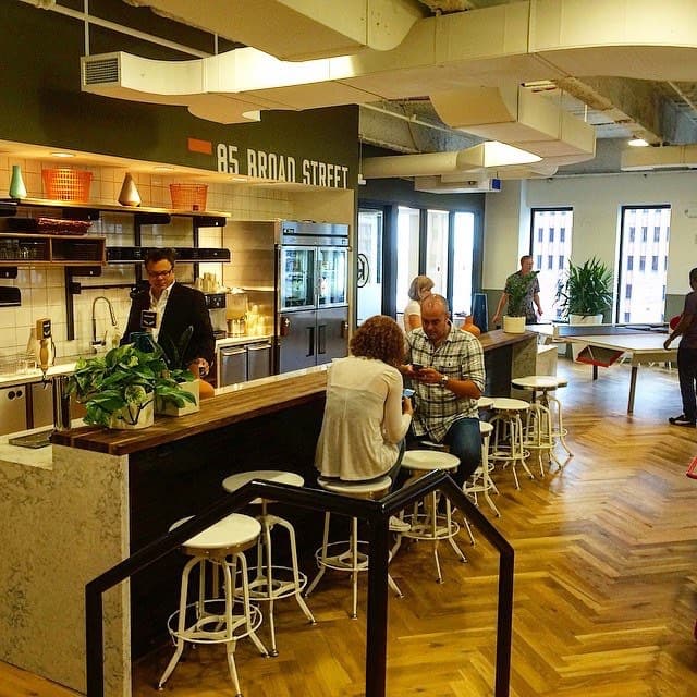 Nyu-Yorkdagi WeWork oshxonasi. Tekin kofe va kran pivosi brendning bir qismiga aylangan edi.