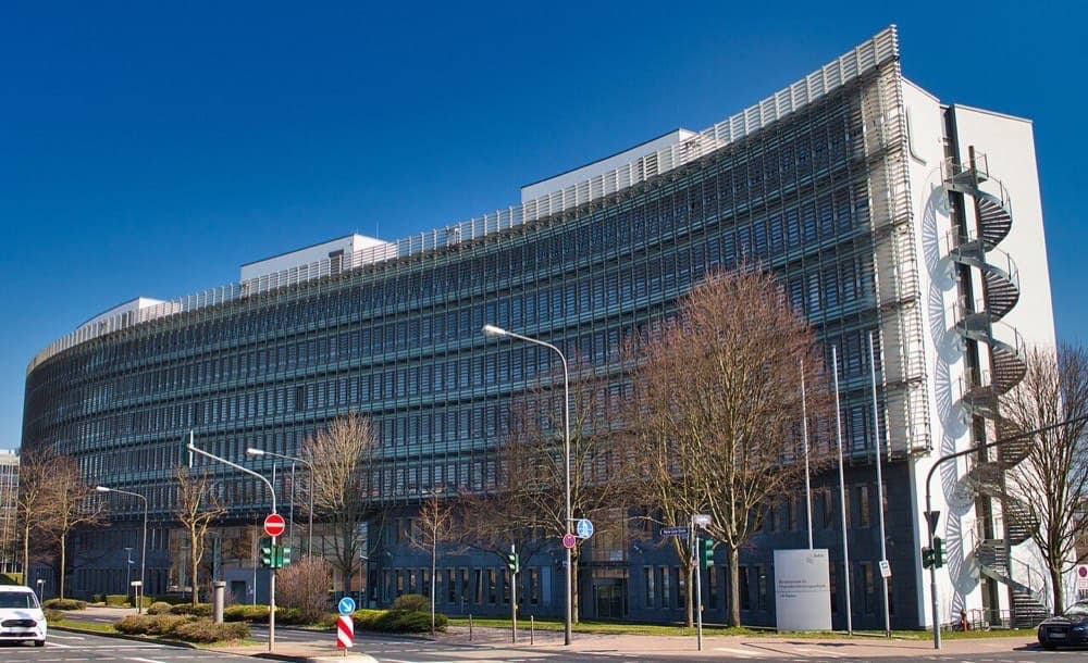 BaFin — Germaniya moliyaviy nazorat organining Frankfurtdagi binosi. 2019-yilda u Wirecard aksiyalarini qisqa sotishni taqiqlagan.