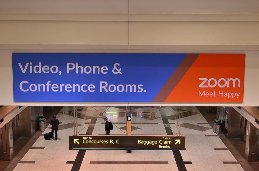 Denver aeroportidagi Zoom reklamasi. Pandemiyagacha Zoom asosan biznes uchun dastur sifatida tanilgan edi.