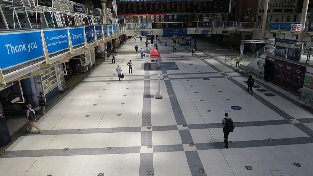 Karantin paytida bo'shab qolgan London vokzali. Odamlar ko'chaga qaytishi bilan Zoom aksiyasi ham pasaya boshladi.