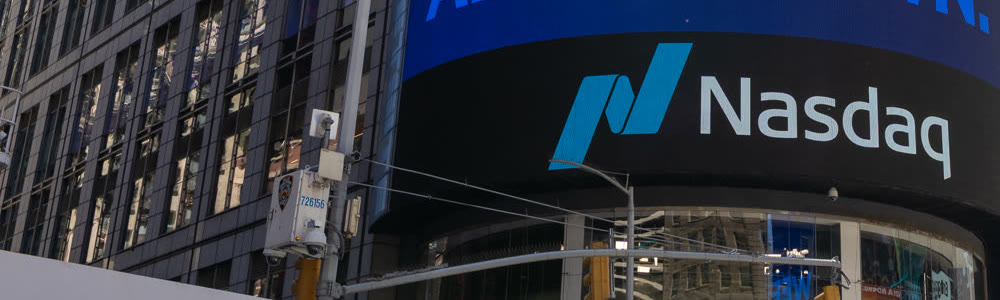 Nyu-Yorkdagi Nasdaq MarketSite binosi — ekranda Nasdaq yozuvi