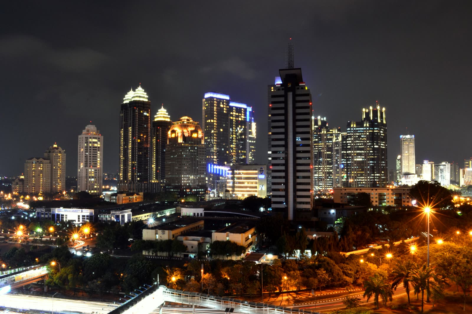 Jakartaning SCBD moliya markazi tunda