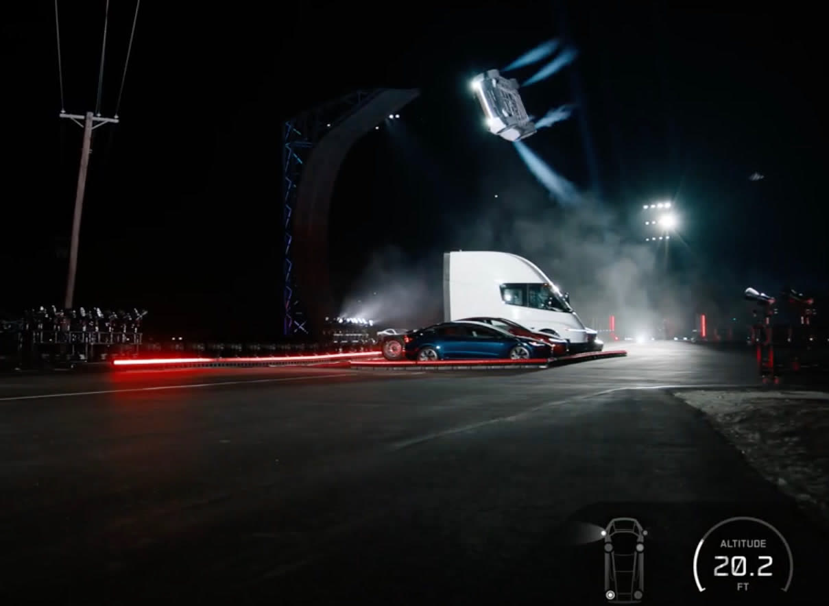 Tesla Roadster sakrash paytida, havoda — orqada Tesla Semi va Model 3
