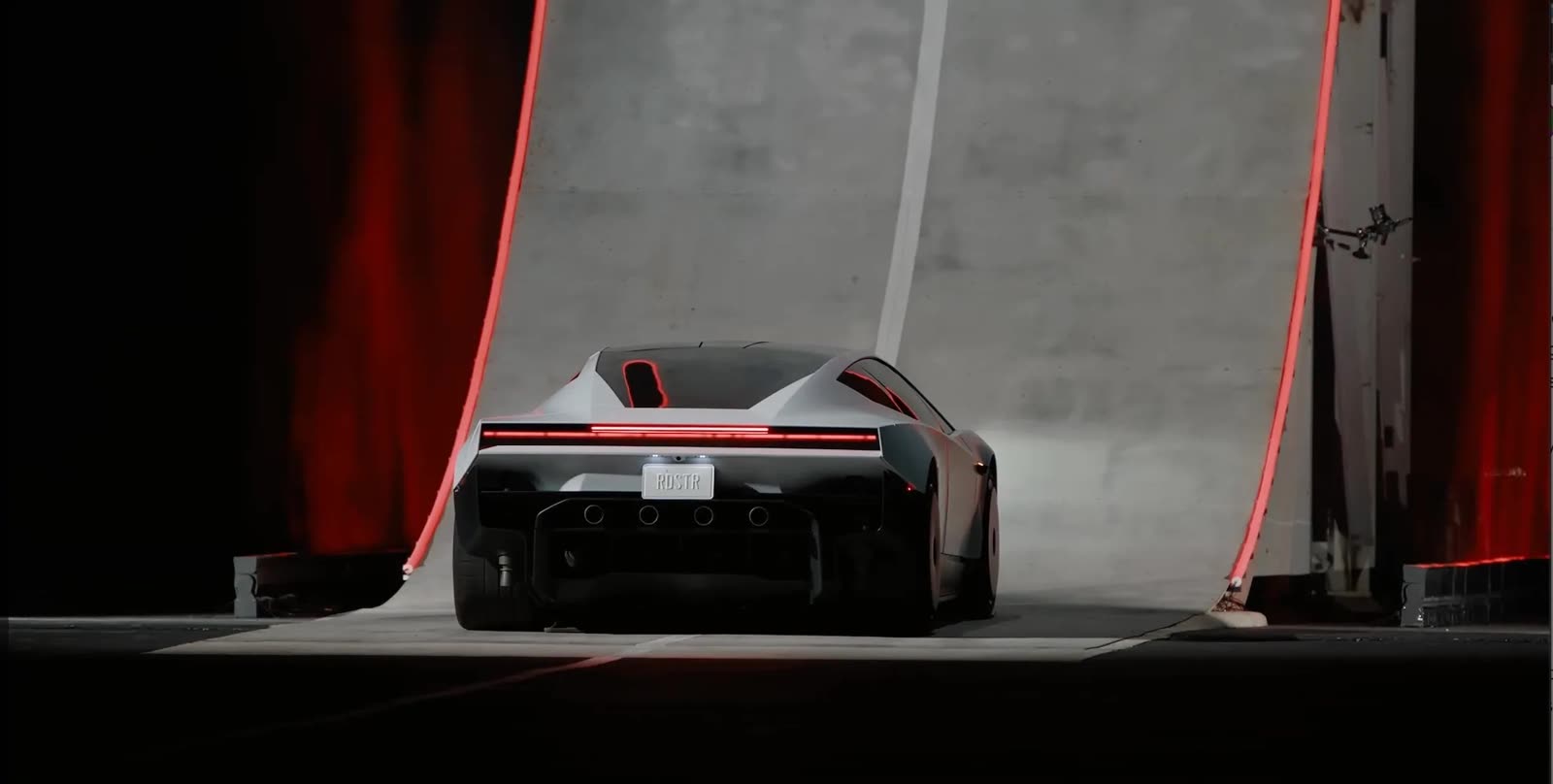 Tesla Roadster rampa oldida, orqa tomondan