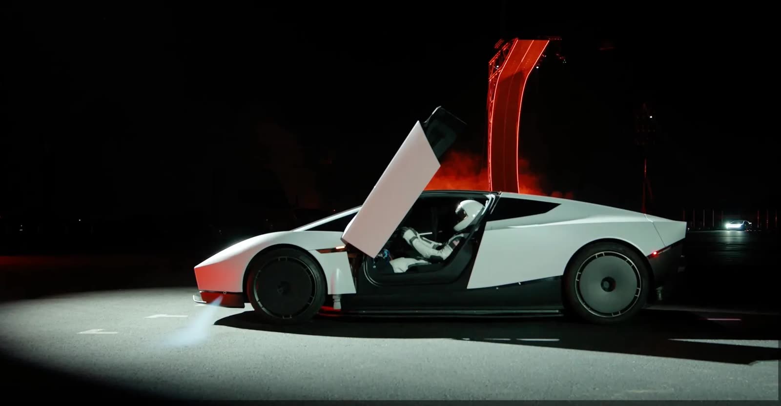 Yangi Tesla Roadster yon tomondan, eshigi ochiq