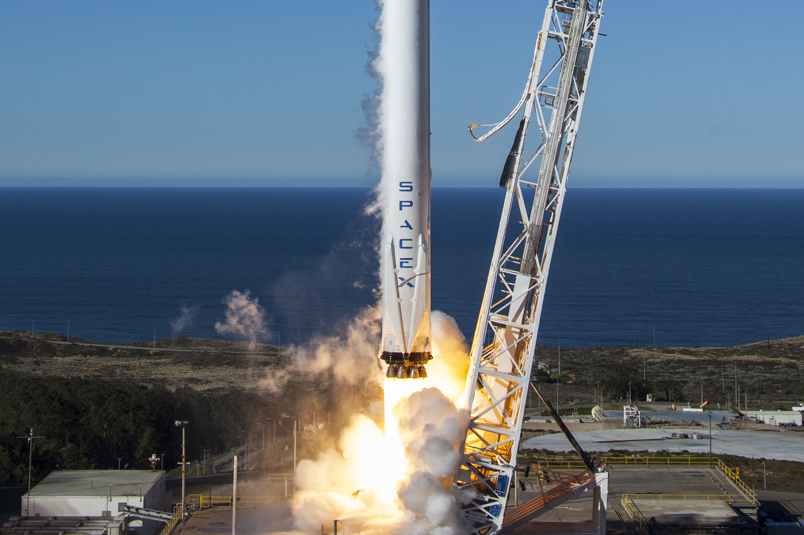 SpaceX Falcon 9 raketasi uchish maydonidan ko'tarilmoqda